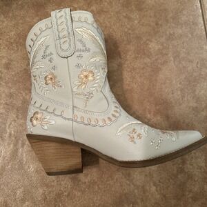 Dingo Womens DI748 White Primrose Pull On Block Heel Western Boot Size 8.5 M